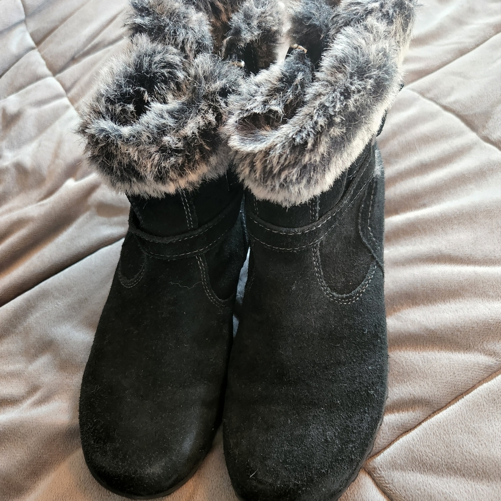 KHOMBU Women’s Black Suede Gray Faux Fur Ankle Boot